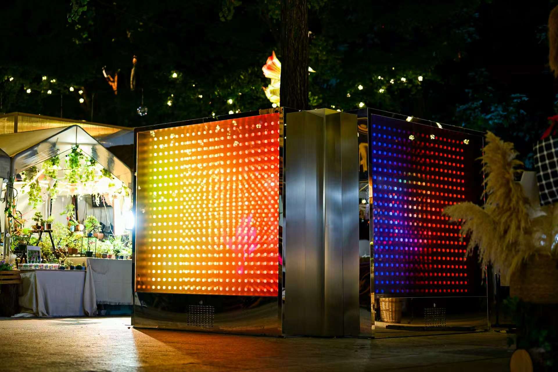 【新闻配图】昕诺飞AI 赋能的Interact Landmark Flex植入上海国际光影节“VOIDSPACE 空?间”公共艺术装置.jpg